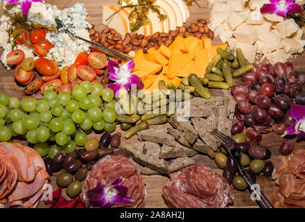 Charcuterie Bord auf einer Party. Stockfoto
