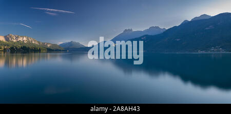 Langzeitbelichtung panorama auf den See von Annecy am Morgen Stockfoto