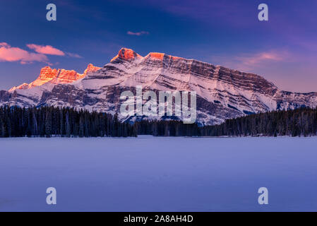 Sunrise Mount Rundle von zwei Jack Lake, Banff National Park, Stockfoto