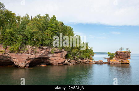 Einsiedler Insel, Höhlen, Apostel Inseln, Bayfield County, Herbst, WI, USA, von Dominique Braud/Dembinsky Foto Assoc Stockfoto