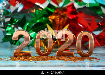 Frohes Neues Jahr 2020. Die Zahl 2020 auf blauem Hintergrund. Stockfoto