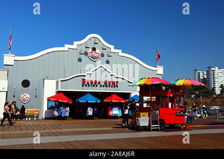 Bubba Gump Shrimp Company Restaurant und Markt, American seafood restaurant Kette auf dem Santa Monica Pier entfernt Stockfoto