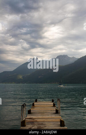 Am Pier der See von Annecy mit dramatischen Wolken im Himmel Stockfoto