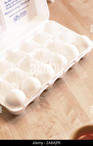 Eine offene Packung Eier bereit zum Färben für Ostern Stockfoto