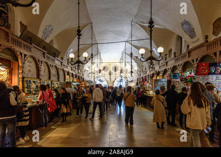 Touristen Einkaufsmöglichkeiten für Souvenirs in den Tuchhallen auf dem Marktplatz von Krakau, Polen Stockfoto