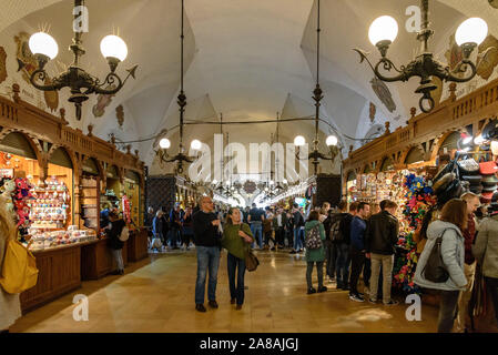 Touristen Einkaufsmöglichkeiten für Souvenirs in den Tuchhallen auf dem Marktplatz von Krakau, Polen Stockfoto