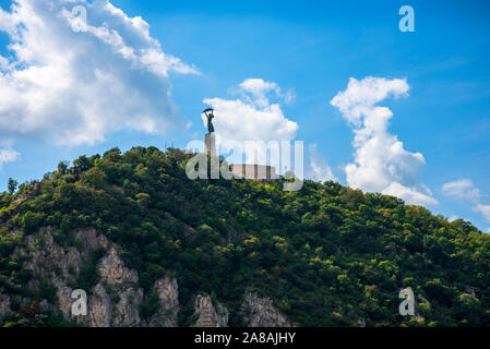 Budapest, die Hauptstadt Ungarns ist ein wunderschöner Ort an der Donau geteilt. Dies ist die Zitadelle mit seinem Denkmal für Freiheit Stockfoto