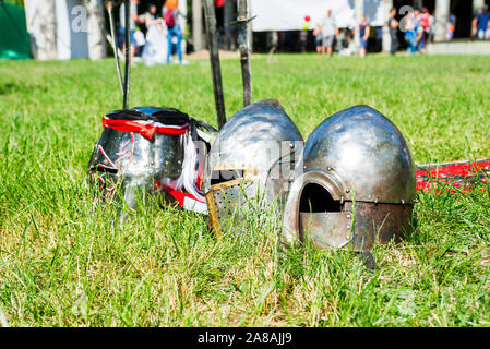 Knight's Helme auf dem Gras closeup. Historischen und mittelalterlichen Konzept. Stockfoto