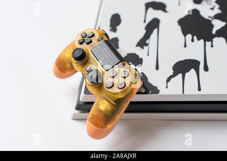 Kiew, Ukraine - November 07, 2019: Tod gestrandet Limited Edition PS4 Pro. Sony PlayStation 4 Spielkonsole und transparente Steuerung auf Weiß Stockfoto