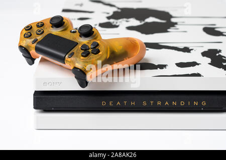 Kiew, Ukraine - November 07, 2019: Tod gestrandet Limited Edition PS4 Pro. Sony PlayStation 4 Spielkonsole und transparente Steuerung auf Weiß Stockfoto