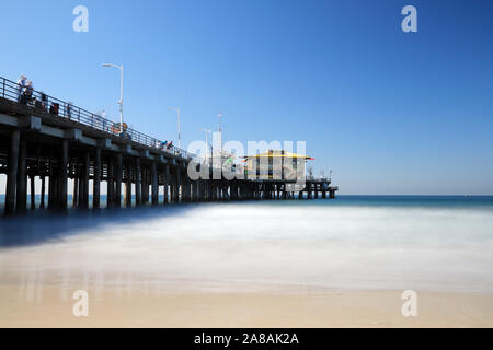 Santa Monica, Kalifornien: Blick auf Santa Monica Pier vom Strand Stockfoto