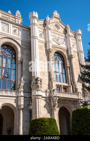 Vigadó (in der Regel als" übersetzt Ort für Heiterkeit') ist Budapest zweitgrößte Concert Hall, am östlichen Ufer der Donau in Budapest Stockfoto