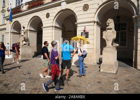 Geführte Stadtrundfahrt am Rathaus am Marktplatz Marktplatz, Lviv, Ukraine Stockfoto