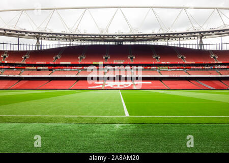 LONDON, Großbritannien - 5. OKTOBER 2019: Leere Sitze im Osten im Emirates Stadium, das Heimstadion des englischen Fußballclubs Arsenal stehen. Stockfoto