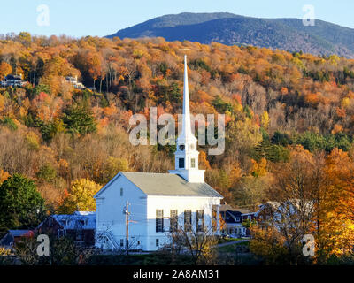 Der Blick auf eine weisse Kirche in Vermont und einem Hügel mit Herbstlaub Stockfoto