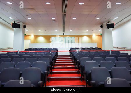 LONDON, Großbritannien - 5. Oktober 2019: Der Sitzbereich er Presseraum auf Anzeige der Öffentlichkeit im Arsenal Emirates Stadium Tour. Stockfoto