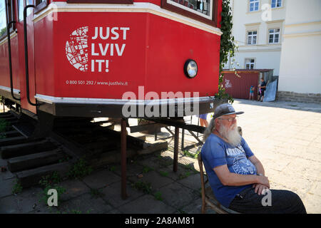 Historische Straßenbahn an Pidvalna Straße, heute Touristische Informationen, Lviv, Ukraine Stockfoto