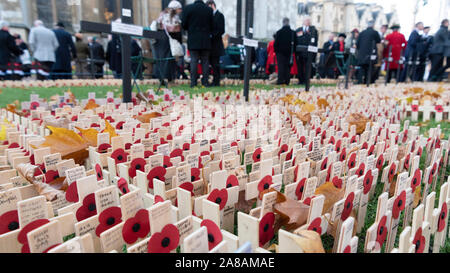 (191107) -- London, November 7, 2019 (Xinhua) - Foto an November 7, 2019 zeigt hölzerne Kreuze auf der 91 Feld der Erinnerung von Westminster Abbey in London, Großbritannien. Das Feld der Erinnerung hat sie auf dem Gelände der Abtei seit 1928 statt. In diesem Jahr, Hunderte von kleinen Kreuzen Lager poppy Blütenblätter haben im Bereich der Erinnerung Tribut an die britischen Soldaten und Frauen, die ihr Leben verloren haben, in Konflikten zu zahlen gepflanzt worden. (Foto von Ray Tang/Xinhua) Stockfoto