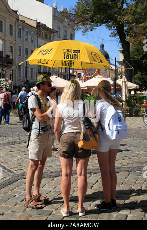 Kostenlose, geführte Stadtrundfahrt, Marktplatz, Lemberg, Ukraine Stockfoto