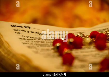 Alte spanische Bibel Buch ist offen bei Psalmen Salmo, mit Rosenkranz auf. Stockfoto