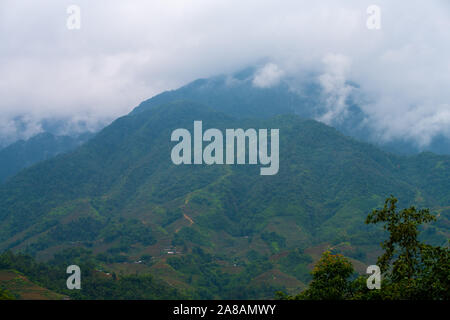 Wunderschöne Landschaft Bilder von Sapa und die umliegenden Berge mit ihren Gipfeln aus Wolken herumstochern. Stockfoto