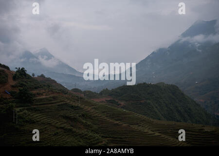 Wunderschöne Landschaft Bilder von Sapa und die umliegenden Berge mit ihren Gipfeln aus Wolken herumstochern. Stockfoto