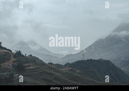 Wunderschöne Landschaft Bilder von Sapa und die umliegenden Berge mit ihren Gipfeln aus Wolken herumstochern. Stockfoto