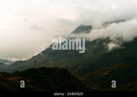 Wunderschöne Landschaft Bilder von Sapa bei Sonnenaufgang und die umliegenden Berge mit ihren Gipfeln aus Wolken herumstochern. Stockfoto