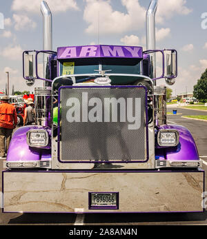 Ein 2006 Peterbilt 379 flache Oberseite wartet auf der 34. jährlichen Shell Rotella SuperRigs Lkw beauty contest beurteilt werden, 11. Juni 2016, in Joplin, Missouri. Stockfoto