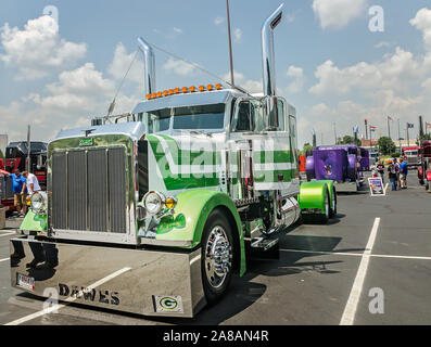 1988 Peterbilt 379 wartet auf der 34. jährlichen Shell Rotella SuperRigs Lkw beauty contest beurteilt werden, 11. Juni 2016, in Joplin, Missouri. Stockfoto