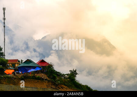 Wunderschöne Landschaft Bilder von Sapa bei Sonnenaufgang und die umliegenden Berge mit ihren Gipfeln aus Wolken herumstochern. Stockfoto