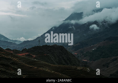 Wunderschöne Landschaft Bilder von Sapa und die umliegenden Berge mit ihren Gipfeln aus Wolken herumstochern. Stockfoto