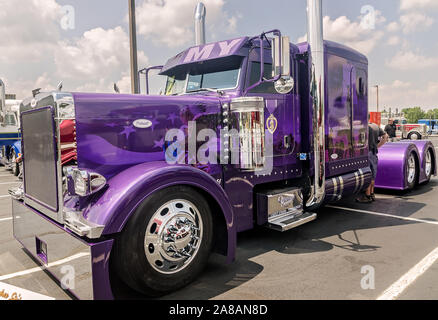 Ein 2006 Peterbilt 379 flache Oberseite wartet auf der 34. jährlichen Shell Rotella SuperRigs Lkw beauty contest beurteilt werden, 11. Juni 2016, in Joplin, Missouri. Stockfoto