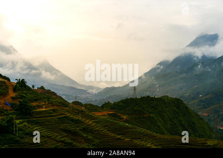 Wunderschöne Landschaft Bilder von Sapa bei Sonnenaufgang und die umliegenden Berge mit ihren Gipfeln aus Wolken herumstochern. Stockfoto