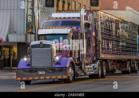 Ein Kenworth W900 L Antriebe Hauptstraße während der 34. jährliche Shell Rotella SuperRigs Parade, 10. Juni 2016, in Joplin, Missouri. Stockfoto
