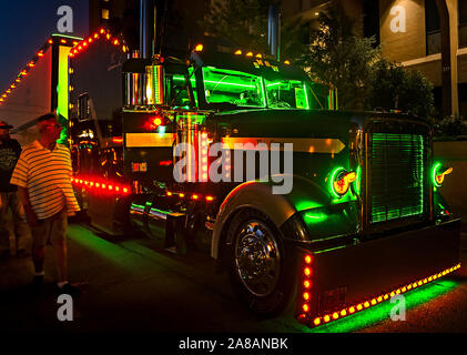 Ein 1996 Freightliner Classic XL beteiligt sich an der Lichtshow Wettbewerb während der 34. jährliche Shell Rotella SuperRigs in Joplin, Missouri. Stockfoto