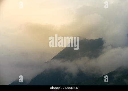 Wunderschöne Landschaft Bilder von Sapa bei Sonnenaufgang und die umliegenden Berge mit ihren Gipfeln aus Wolken herumstochern. Stockfoto