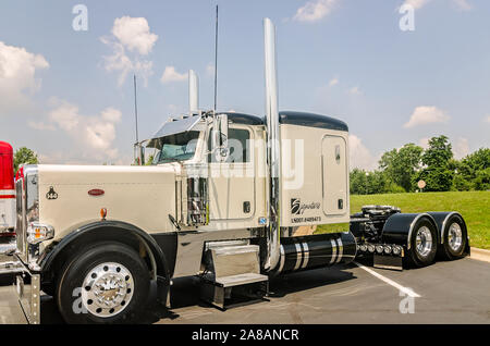 Ein 2015 Peterbilt 389 wartet auf der 34. jährlichen Shell Rotella SuperRigs Lkw beauty contest beurteilt werden, 11. Juni 2016, in Joplin, Missouri. Stockfoto