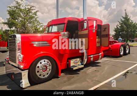 Ein 1990 Peterbilt 379 wartet auf der 34. jährlichen Shell Rotella SuperRigs Lkw beauty contest in Joplin, Missouri beurteilt werden. Stockfoto