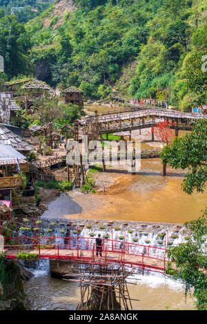 Cat Cat, Vietnam, 14. Oktober 2019: Cat Cat Dorf Fluss und waterwheels, einem kleinen Juwel versteckt in den Bergen von Vietnam Stockfoto