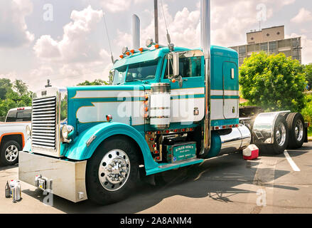 Ein peterbilt Truck wartet auf der 34. jährlichen Shell Rotella SuperRigs Lkw beauty contest beurteilt werden, 11. Juni 2016, in Joplin, Missouri. Stockfoto