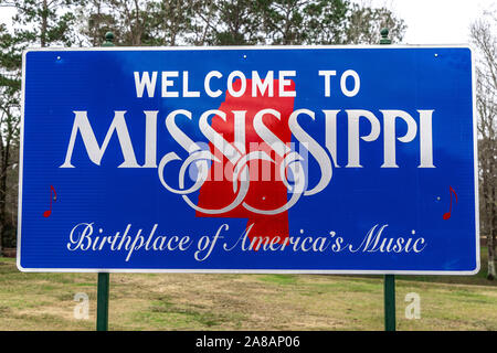 Mississippi State Line Marker, Willkommen in Mississippi, dem Geburtsort der amerikanischen Musik. Lage an der Interstate 10 in Pearlington, Mississippi. Stockfoto