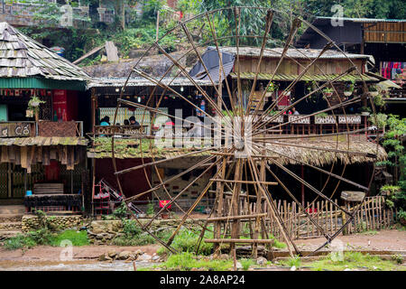 Cat Cat, Vietnam - 10. Oktober 2019: Die berühmten wasserschöpfräder Im kleinen Bergdorf in der Nähe von Sapa, einem beliebten Reiseziel Stockfoto