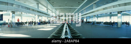 Die Passagiere am Flughafen Lounge, Charlotte, North Carolina, USA warten Stockfoto