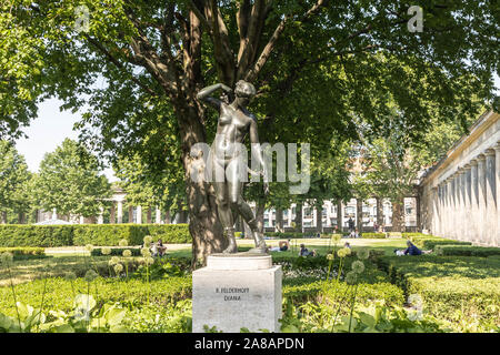 1898 Bronze Skulptur von Diana von Reinhold Felderhoff, 1910 gegossen, an der Kolonnadenhof vor der Alten Nationalga installiert. Stockfoto