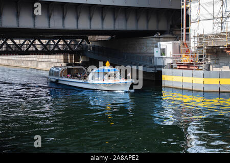 Einen schmalen Nebenfluss oder den Kanal aus der Spree in Berlin, Deutschland. Stehend auf die Eiserne Brücke (Eiserne Brücke (Berlin-Mitte, 1916). Stockfoto