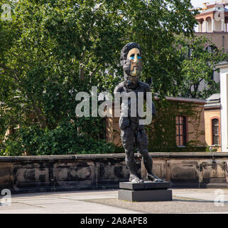 Von Markus Luepertz auf Monbijou Brücke vor Bode-Museum in Berlin Odysseus, Deutschland Stockfoto