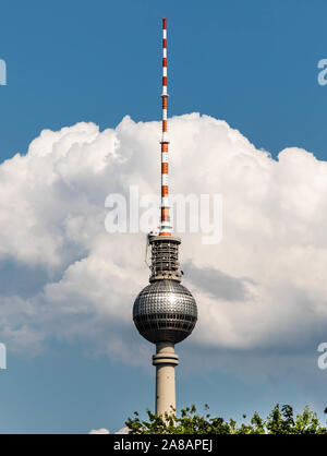 Fernsehturm in Berlin, Deutschland. In Marien Viertel (marienviertel), nahe dem Alexanderplatz. Stockfoto