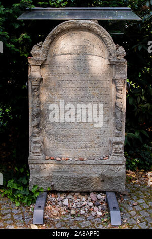 Der Friedhof Große Hamburger Straße, Moses Mendelssohn (1729-1786) Grabstein, älteste jüdische Friedhof, Berlin, Deutschland. Stockfoto