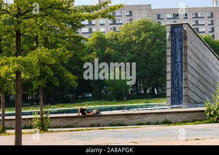 Die Wand Brunnen einer der neueren Brunnen in Berlin. Stockfoto